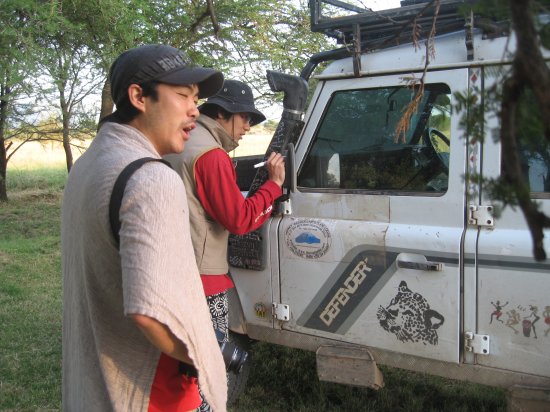 2 Korean tourists signing Foxy