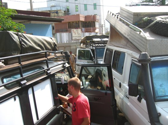 3 cars squeezed at Wanza Hotel