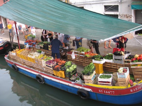 floating fruit market